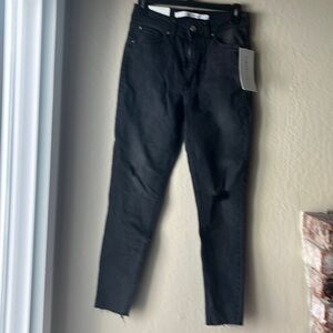 Tinseltown size 7 women’s high rise skinny jeans In distressed black color.